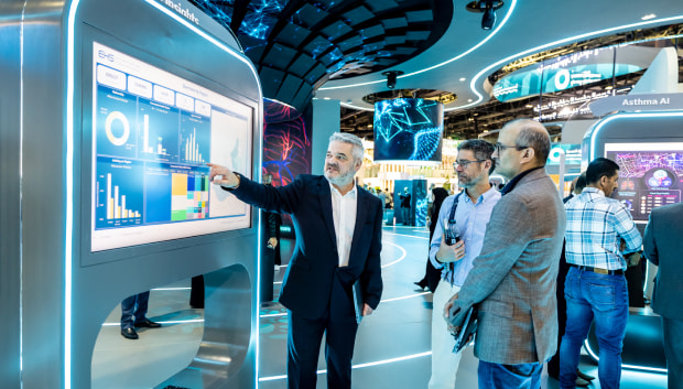  WHX Dubai attendees looking at a screen with graphs